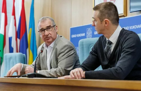 Darko Dimić, pročelnik UO za obrazovanje, sport i braniteljeIvan Penava, gradonačelnik Vukovara- konferencija za medije o besplatnim vrtićima