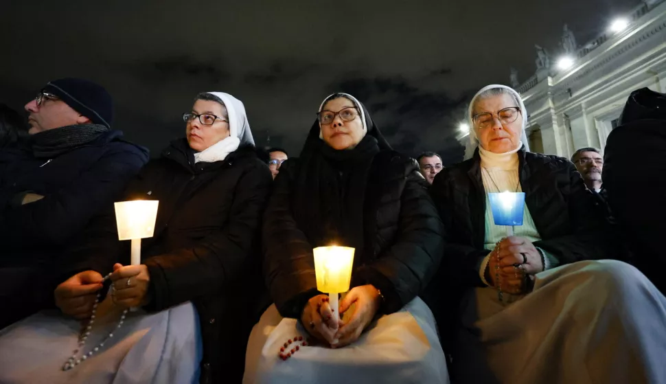 epaselect epa11931106 Faithful attend a Rosary prayer for the health of Pope Francis who is hospitalized with pneumonia, at St. Peter's Square in Vatican City, 28 February 2025. Pope Francis was admitted to the Agostino Gemelli Hospital in Rome on February 14 due to a respiratory tract infection. EPA/FABIO FRUSTACI