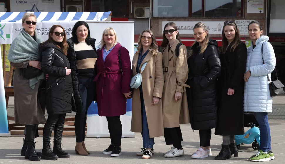 Osijek, 01. 03. 2025., Trg A. Starčevića, mjesec svjesnosti o raku debelog crijeva, rak debelog crijeva, obilježavanje, patronažne med. sestreSNIMIO BRUNO JOBST