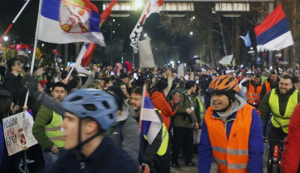 Ni?, 28.2.2025.- Tisu?e Ni?lija ispunile su u petak nave?er sredi?nje gradske ulice i ovacijama do?ekale studente i srednjo?kolce koji su iz desetaka srbijanskih gradova pje?a?ili, tr?ali ili biciklima stigli na veliki prosvjedni skup koji ?e sutra biti odr?an u Ni?u. Pred njih je postavljen crveni tepih, a pro?li su ispod simboli?nog slavoluka, popra?eni bakljama, povicima "studenti, studenti" i "pumpaj", pokli?em koji je postao motiviraju?i slogan studentskih prosvjeda. foto HINA/ HINA/FoNet/ Zoran Mr?a/ ua