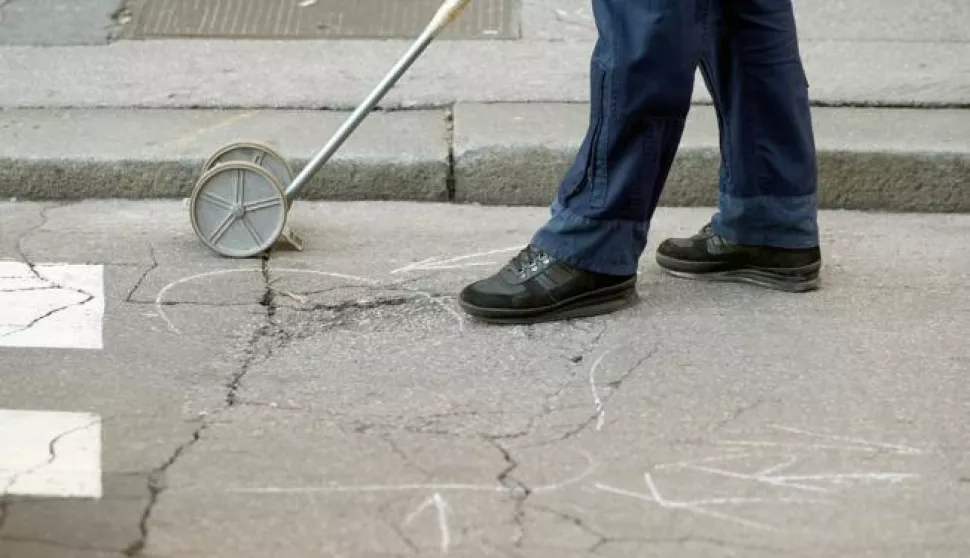 20.01.2010., Zagreb - Nalet automobila na pjesakinju koja se kretala po oznacenom pjesackom prijelazu na krizanju Gajeve i Tesline ulice. Policijski ocevid je u tijeku. Pjesakinja je prevezena u bolnicu, a vozac automobila stranih registracija nije ozlijedjen.Photo: Sanjin Strukic/PIXSELL------3 st colorcrna kronika