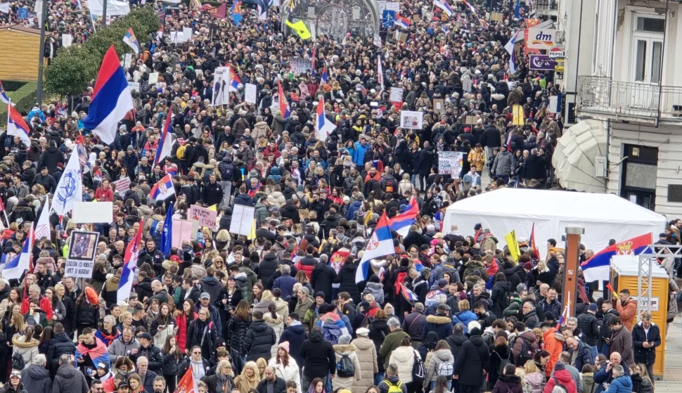 Beograd/Ni&scaron;, 01.03.2025. - Deseci tisuća ljudi okupuli su se u nedjelju u Ni&scaron;u na prosvjedu predvođenom studentima koji su večeras proglasili "Studentski edikt" i poručili da žele državne institucije posvećene pravdi i interesima svih građana, pravedno dru&scaron;tvo i sustav koji "cijeni znanje i rad, a ne poslu&scaron;nost i &scaron;utnju". foto HINA/ FoNet/ Marko Dragoslavić/ ml