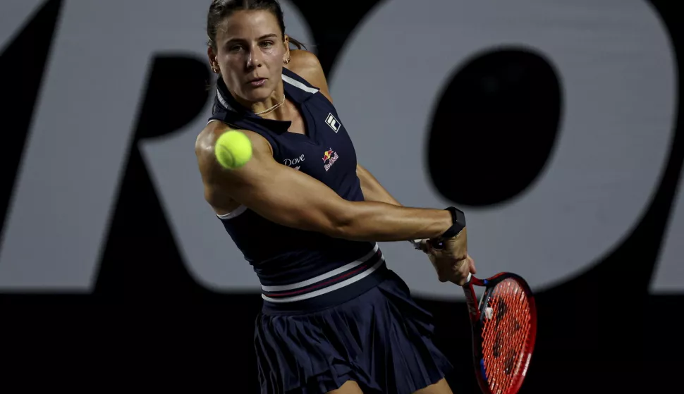 epa11931531 Emma Navarro of the US in action against Zeynep Sonmez of Turkey during the Merida Open AKRON tennis tournament at the Yucatan Country Club in Merida, Mexico, 28 February 2025. EPA/LORENZO HERNANDEZ