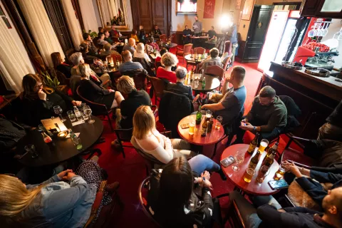 Slavko Babić, Mislav Bartoš i Bruno KoićČitanje autorske poezije (Poezija radi poezije) - publikaOsijek, 1. ožujka 2025.Foto: Phantography