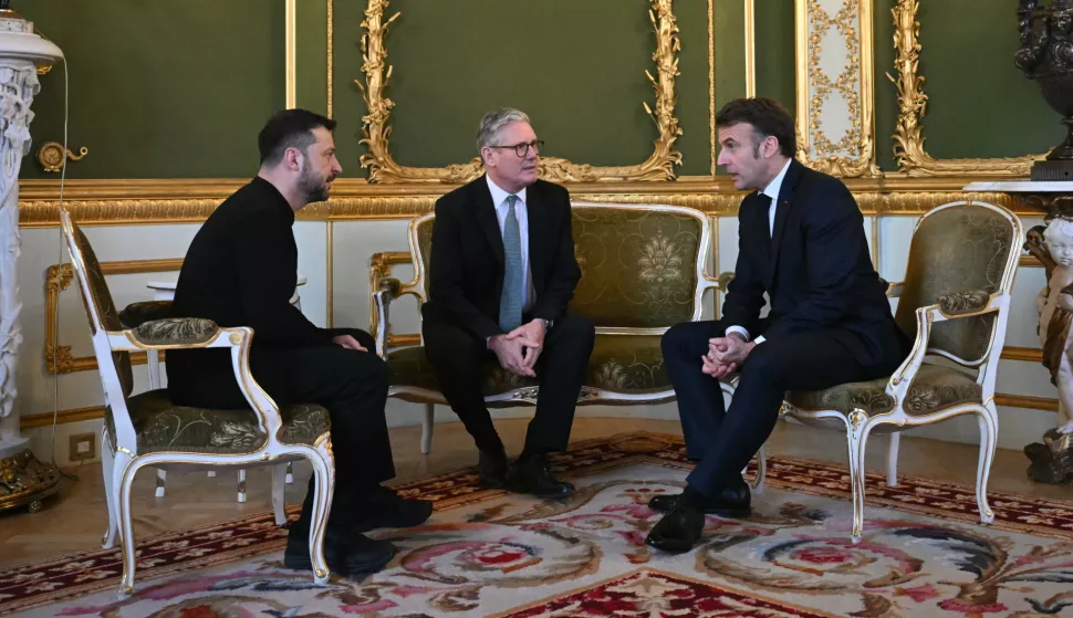 epa11935361 (L-R) Ukraine's President Volodymyr Zelensky, Britain's Prime Minister Keir Starmer and France's President Emmanuel Macron hold a trilateral meeting during a summit on Ukraine at Lancaster House in London, Britain, 02 March 2025. Starmer is hosting a summit of European leaders in London to discuss the ongoing war in Ukraine. EPA/JUSTIN TALLIS/POOL