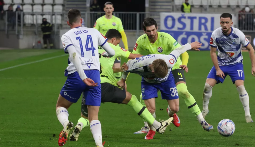 Osijek, 01. 03. 2025, Opus Arena, nogomet, Osijek - Slavne Belupo, SupreSport HNL 24/25, Mako Soldo(14),.Nail Omerović (36) i Arnel Jakupović (17)snimio GOJKO MITIĆ