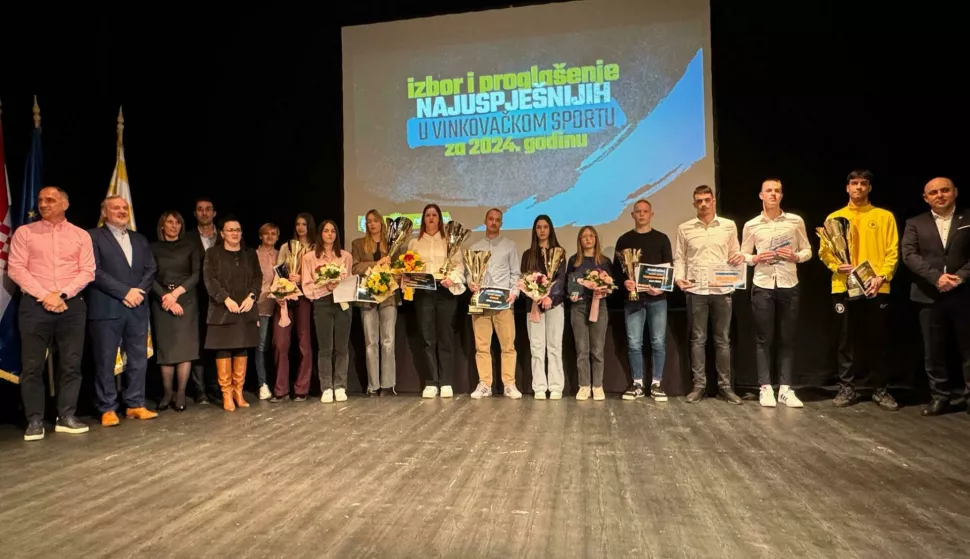 U dvorani vinkovačkog Gradskog kazali&scaron;ta Joza Ivakić svečano su dodijeljene nagrada najboljim sporta&scaron;ima i sportskim kolektivima grada Vinkovaca u 2024. godini. ožujak 2025FOTO: USTUPLJENA FOTOGRAFIJA