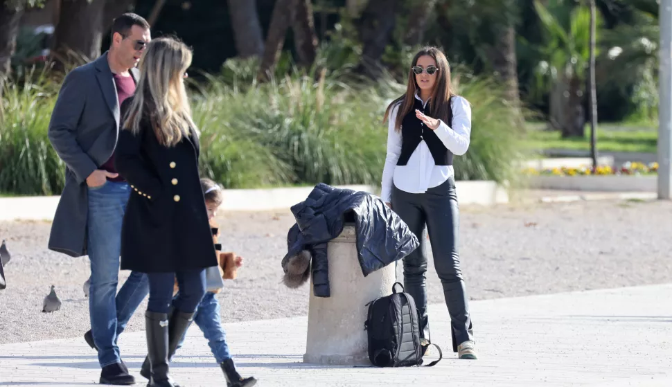 Zadar, 11.01.2025. - Lijepo i sunčano vrijeme Zadrani iskoristili za ispijanje kave i šetnju rivom i starom gradskom jezgrom.Foto HINA/Zvonko KUCELIN