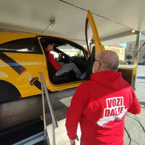 Maturanti na simulatoru sudara