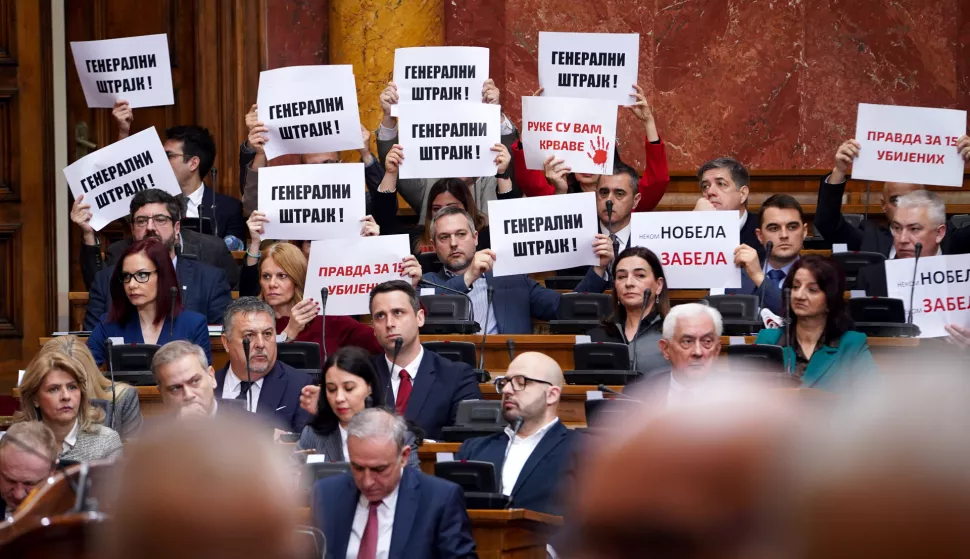 Beograd, 4.3.2025 - Dimne bombe, tu?njava i op?i mete? obilje?ili su po?etak proljetnog zasjedanja srpskog parlamenta u utorak, javljaju beogradski mediji. foto HINA/ TANJUG/ JADRANKA ILI?/ ua