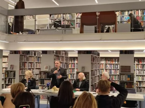 Zrinko Kapetanić (stoji) dobio nagradu Vladimir Golob