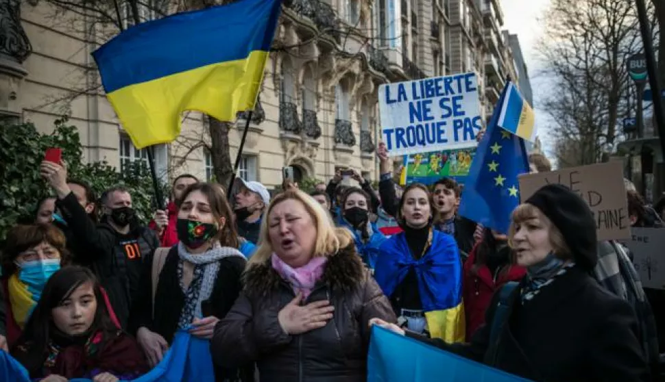epa09777263 French-Ukrainian community members and pro-European activists gather in front of the Russian embassy in Paris, France, 22 February 2022 amid escalation on the Ukraine-Russian border. EPA/CHRISTOPHE PETIT TESSON