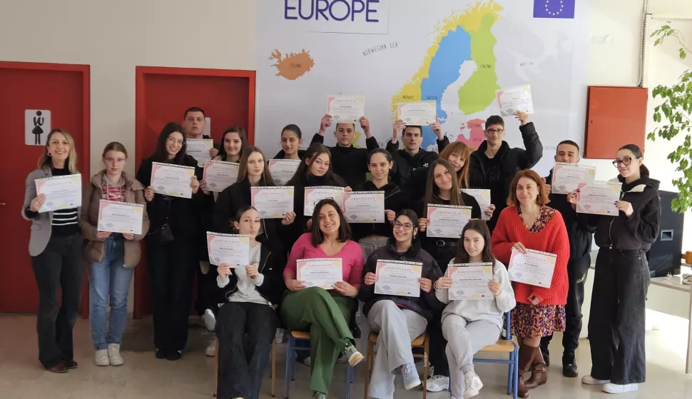 POŽEGAŠesteročlani tim Ekonomske škole Požega – učenici Filip Pelić iz 3.c razreda te Helena Džomba, Lamia Sabo, Matea Majstorović i Petra Petrović iz 3.h razreda – sudionici nagrađenog eTwinning projekta Global Chatmates, u pratnji profesorice Jelene Kovačević, koordinatorice projekta, posjetili su nedavno svoje vršnjake, učenike srednje škole Thouria, u Grčkoj, s kojima surađuju već dvije godine. veljača 2025.