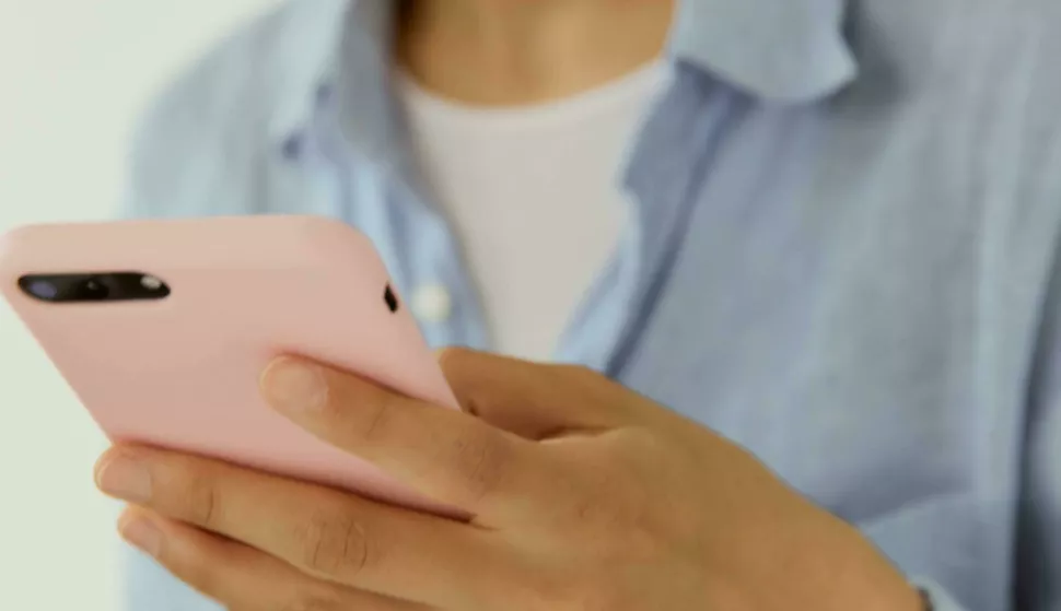 žena gleda ui smartphone, mobitel, sms, internet