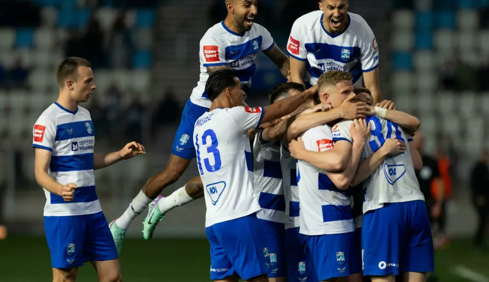 04.05.2024., stadion Opus Arena, Osijek - SuperSport HNL, 33. kolo, NK Osijek - NK Lokomotiva. Slavlje nogometasa Osijeka nakon pogotka Antona Matkovica za vodstvo 1:0. Photo: Borna Jaksic/PIXSELL