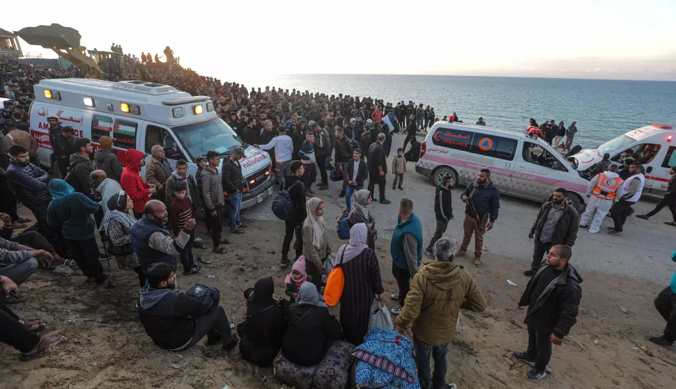 epa11852664 Internally displaced Palestinians wait to return to the northern Gaza Strip from the southern Gaza Strip, along Al Rashid road, in the west of Al Nusairat refugee camp, central Gaza Strip, 25 January 2025. Israel and Hamas implemented the first phase of a hostage release and ceasefire deal on 19 January 2025. EPA/MOHAMMED SABER