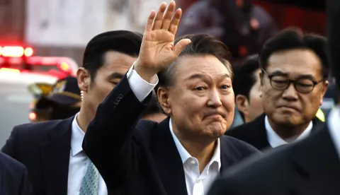 epa11948413 South Korea's impeached president Yoon Suk Yeol (C) waves to supporters as he arrives in front of his residence after being released from detention, in Seoul, South Korea, 08 March 2025. A South Korean court on 07 March lifted the arrest warrant for President Yoon over his brief imposition of martial law last December, clearing the way for his release from jail. EPA/JEON HEON-KYUN