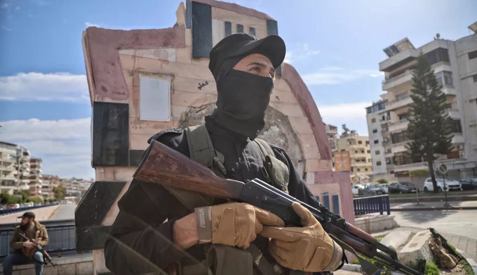 epa11947058 Syrian security forces with heavy weapons take part in an operation following attacks carried out against Syrian security forces, in Latakia, Syria, 07 March 2025. At least 16 Syrian security officers were killed by supporters of former president Bashar al-Assad on 06 March in the coastal province of Latakia, Syrian security forces said.. EPA/BILAL AL HAMMOUD