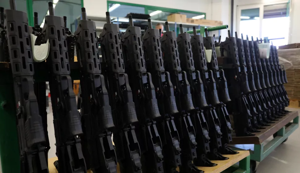 27.01.2022., Karlovac - Tvrtka HS Produkt u suradnji sa amrickim Sprinfieldom pocetkom 2022. godine plasirala je na americko trziste civilnu inacicu jurisne puske Hellion, radi se o poluatomatskoj verziji puske VHS-2, sa nekim preinakama, prilagodenoj zakonskim propisima da se prodaje na civilnom trzistu. Tijekom godine nova jurisna puska trebala bi biti dostupna i na Europskom te Hrvatskom trzistu pod nazivom VHS- 2S. Preporucena cijena za americko trziste je oko dvije tisuce dolara. Photo: Kristina Stedul Fabac/PIXSELL