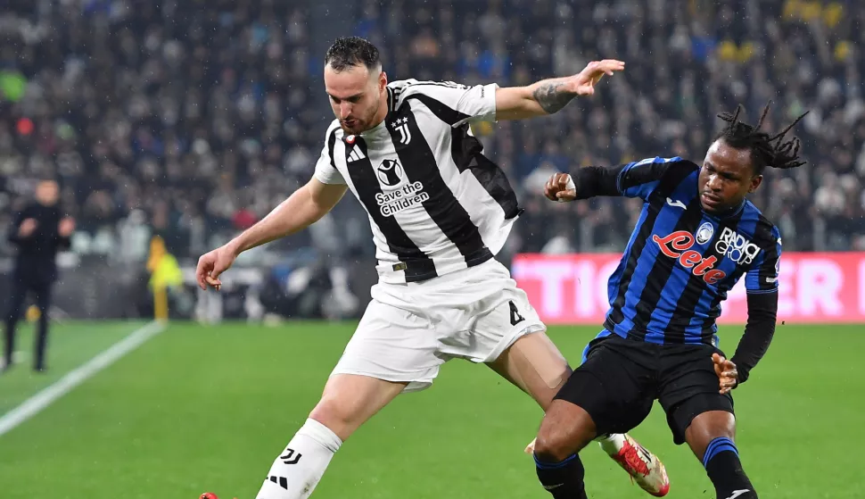 epa11952723 Juventus' Federco Gatti and Atalanta's Ederson in action during the Italian Serie A soccer match Juventus FC vs Atalanta BC at the Allianz Stadium in Turin, Italy, 09 Marrch 2025. EPA/ALESSANDRO DI MARCO
