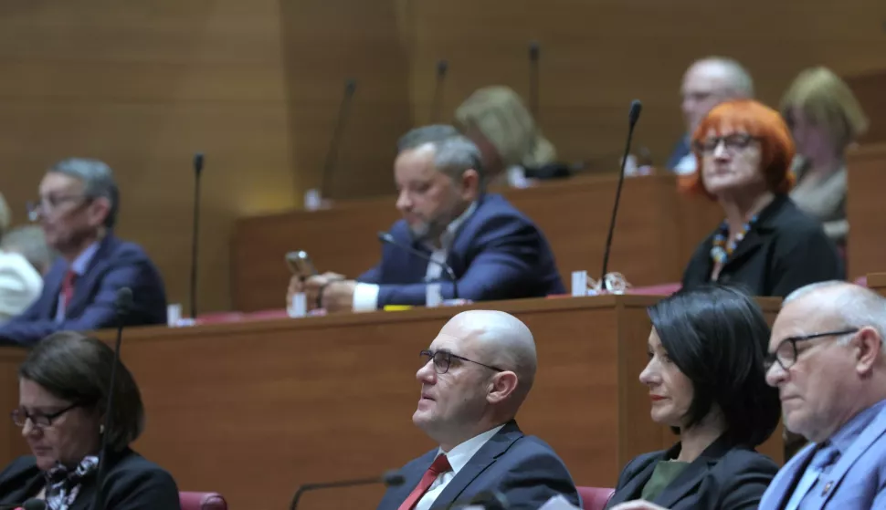 Zagreb.21.2.2025. Zastupnici Hrvatskog sabora pripremaju se za glasovanje.Na slici Josip Dabro,Dubravka Lipovac Pehar i Tomislav Josić.foto HINA/ Tomislav Pavlek/ tp