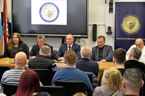 Vukovar, 10.03.2025. - Potpredsjednik Vlade i ministar hrvatskih branitelja Tomo Medved nazočio je identifikaciji posmrtnih ostataka žrtava iz Domovinskog rata u Nacionalnoj memorijalnoj bolnici "Dr. Juraj Njavro". Na fotografiji Ivan Turudić, Tomo Medved.foto HINA/ Gordan PANIĆ/ gp