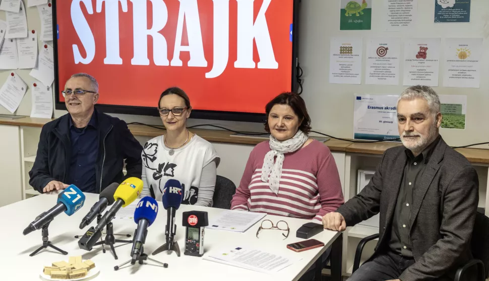 Zagreb, 11.3.2025 - Izvanredni zajednički sastanak podružnica Nezavisnog sindikata zaposlenih u srednjim školama Hrvatske i Školskog sindikata Preporod na kojem su pročitali Proglas organizatora povodom organiziranja štrajka. Na slici Željko Stipić, Nikolina Mišić, Darinka Gusek i Zrinko Turalija.Foto Hina/ Dario GRZELJ/ dag
