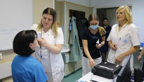 Osijek, 11. 03. 2025, KBC Osjek, Klinika za onkologiju. U povodu Dana glaukoma liječnici s Oftamologije mjerili su očni tlak osoblju i pacijentima Onkologije. Prof. prim. dr. sc. Dubravka Biuk s ekipom s Oftamologije.snimio GOJKO MITIĆ