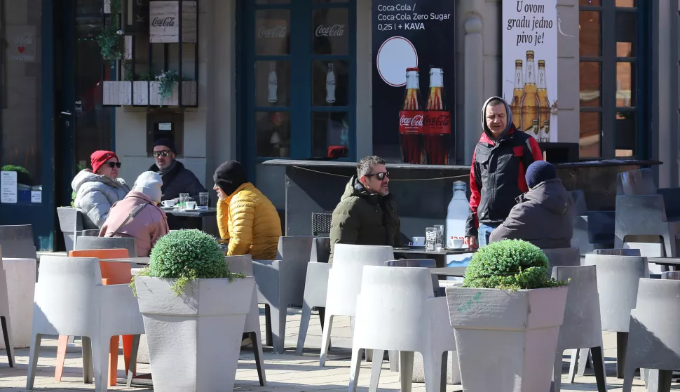 Osijek, 21. 02. 2025, Županijska ulica, terasa kafića, najhrabriji gosti koriste sunčano vrijeme. Slobodnjak, ilustracijasnimio GOJKO MITIĆ