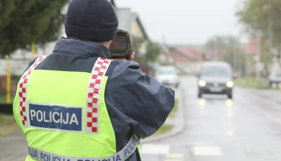 TVRĐAVICA, 19. 04. 2017, PROMETNA POLICIJA. AKCIJA PROMETNE POLICIJE, MJERENJE BRZINE. RADARI.snimio GOJKO MITIĆ