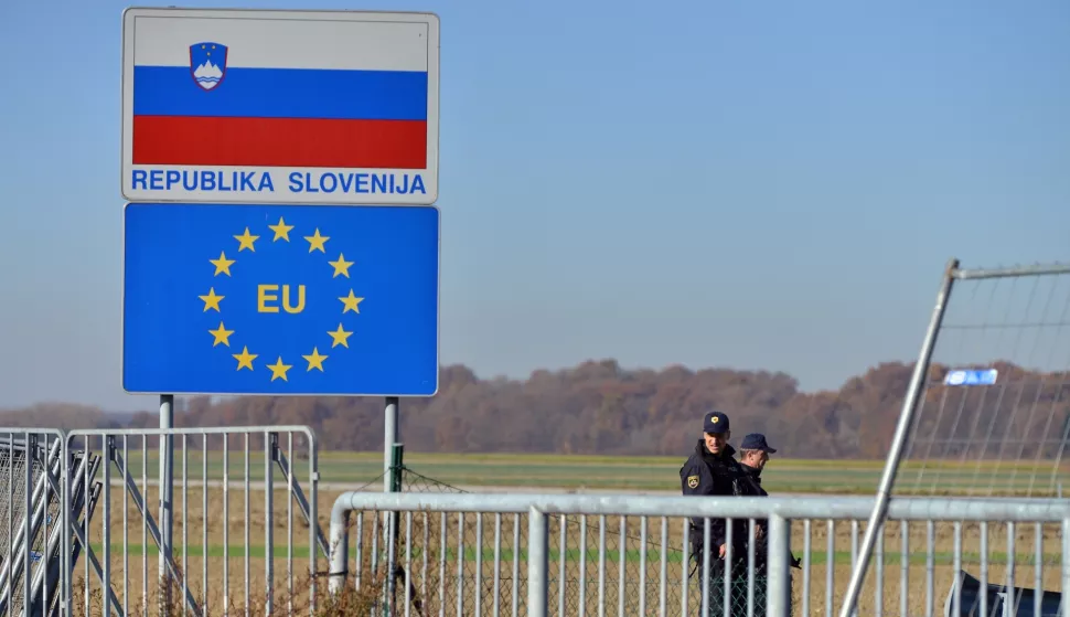 12.11.2015., Trnovec - Na granicni prijelaz Trnovec - Sredisce ob Dravi stigla je slovenska vojska i uskoro ce zapoceti postavljanje zicane ograde na zelenoj granici s Hrvatskom.Photo: Marko Jurinec/PIXSELL