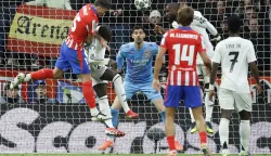 epa11959606 Atletico Madrid's Clement Lenglet (L) in action during the UEFA Champions League round of 16 second leg soccer match between Atletico Madrid and Real Madrid in Madrid, Spain, 12 March 2025. EPA/Juanjo Martin