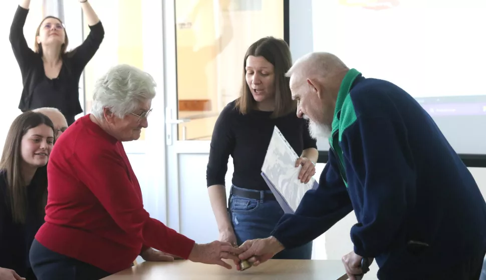 Osijek, 13. 03. 2025, Dom za stare i nemoćne, dom umirovljenika na Drinskoj. Međugeneracijski kviz o EU - gimnazialci vs seniori.snimio GOJKO MITIĆ