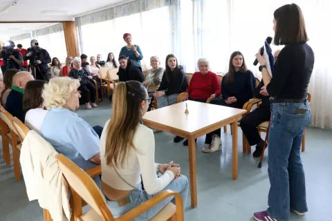 Osijek, 13. 03. 2025, Dom za stare i nemoćne, dom umirovljenika na Drinskoj. Međugeneracijski kviz o EU - gimnazialci vs seniori.snimio GOJKO MITIĆ
