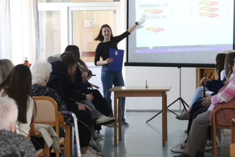 Osijek, 13. 03. 2025, Dom za stare i nemoćne, dom umirovljenika na Drinskoj. Međugeneracijski kviz o EU - gimnazialci vs seniori.snimio GOJKO MITIĆ