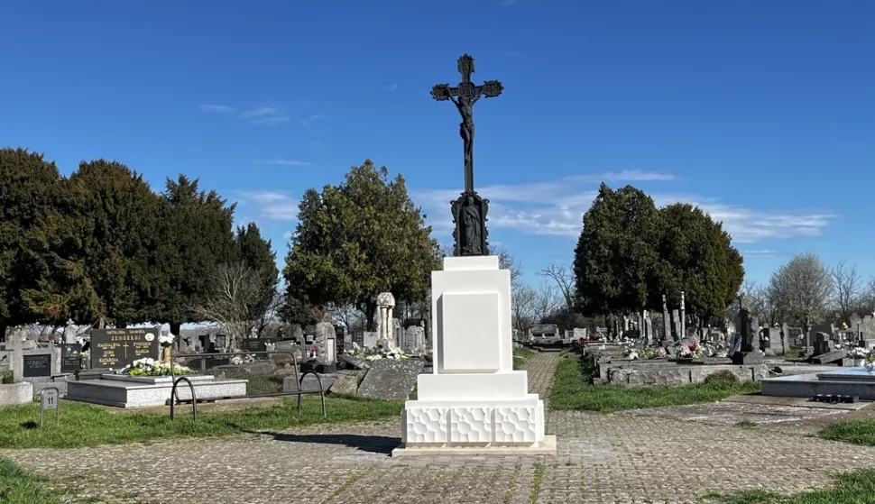 VUKOVARObnovljeni kameno-metalni križ na Starom katoličkom groblju posvetio je fra Tonio Vučemilović, gvardijan i župnik Župe sv. Filipa i Jakova u Vukovaru. "13. 3. 2025.