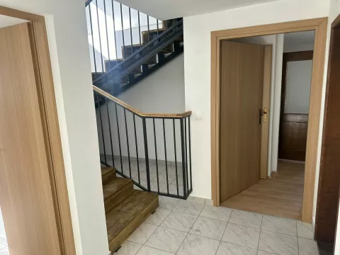 TRNAVAVelika stvar za predškolsku djecu i njihove roditelje u svih šest naselja na području Općine Trnava: njezino općinsko središte pred otvaranjem je prvog dječjeg vrtića u tom vinorodnom dijelu Đakovštine.DJEČJI VRTIĆ BOBICA2025.