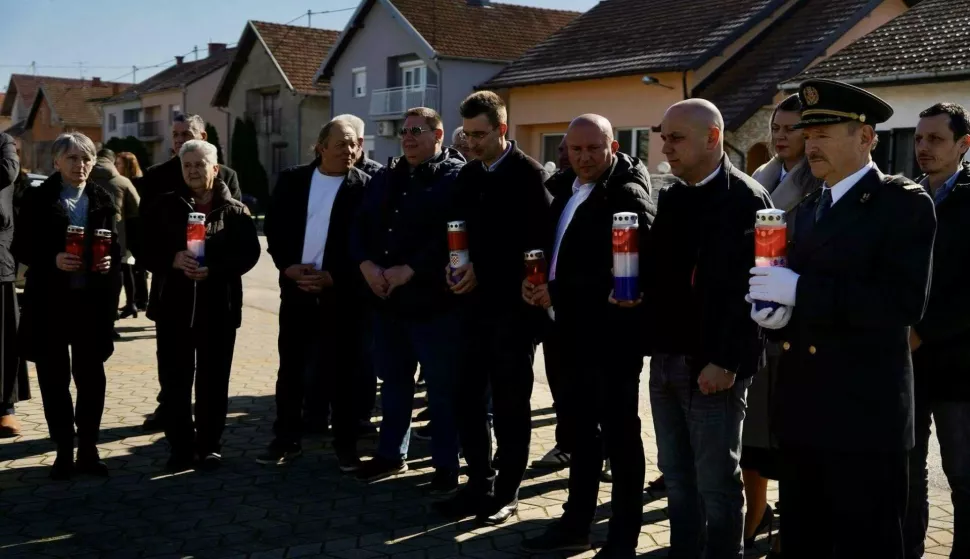 VINKOVCIVinkovačko naselje Mala Bosna, koje je za Domovinskog rata pretrpjelo velika razaranja i bilo važna točka obrane Vinkovaca, na blagdan sv. Josipa slavi svog zaštitnika i Dan Mjesnog odbora, a u povodu toga ispred spomenika poginulih i nestalih branitelja i civila položeni su vijenci i zapaljene svijećeOŽUJAK 2025.