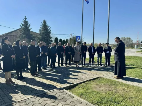 VINKOVCIVinkovačko naselje Mala Bosna, koje je za Domovinskog rata pretrpjelo velika razaranja i bilo važna točka obrane Vinkovaca, na blagdan sv. Josipa slavi svog zaštitnika i Dan Mjesnog odbora, a u povodu toga ispred spomenika poginulih i nestalih branitelja i civila položeni su vijenci i zapaljene svijećeOŽUJAK 2025.