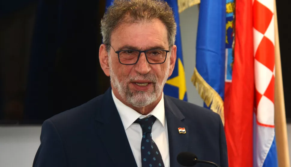 Karlovac, 22.02. 2025.- U sredi?tu povijesne karlova?ke Zvijezde danas je u prisustvu ministra znanosti, obrazovanja i mladih Radovana Fuchsa sve?ano otvoren Regionalni centar kompetentnosti. U RCK, na trima eta?ama ukupne povr?ine preko 3 tisu?e kvadratnih metara smje?teni su najsuvremenije opremljeni praktikumi i specijalizirani kabineti za nastavu predmeta iz turizma i ugostiteljstva, te strojarstva, elektrotehnike i ra?unalstva. Glavni korisnici RCK-a bit ?e u?enici i profesori Trgova?ko-ugostiteljske ?kole i Tehni?ke ?kole Karlovac, a vrijednost cijelog projekta RCK je oko 15 milijuna eura, financiranih sredstvima iz pet EU fondova i djelomice resornog ministarstva. Na slici Radovan Fuchs. foto HINA/ Mladen VOLARI?/ ik