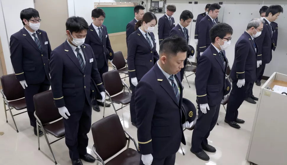 epa11975109 Employees of Tokyo Metro observe a moment of silence for the victims at Kasumigaseki station in Tokyo, Japan, 20 March 2025, the day of the 30th anniversary of the Tokyo subway sarin gas attack. On 20 March 1995, the cult Aum Shinrikyo sarin gas attack on the subway killed 14 people and injured more than 6,000 others. EPA/JAPAN POOL JAPAN OUT EDITORIAL USE ONLY