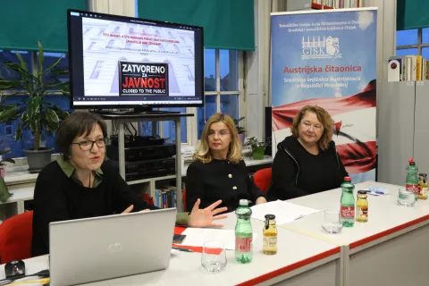 Osijek, 21. 03. 2025, Studijska čitaonica GISKO, tribina Udruge Adela - "Granice kućnog praga - što imamo a što nemamo pravo znati na suđenjima za nasilje nad ženama?" - povod ubojstvo Mihaele Berkak i presuda Smažilu. Maja Celing Celić, Zlata Đurđević i Snježana Pavić.snimio GOJKO MITIĆ