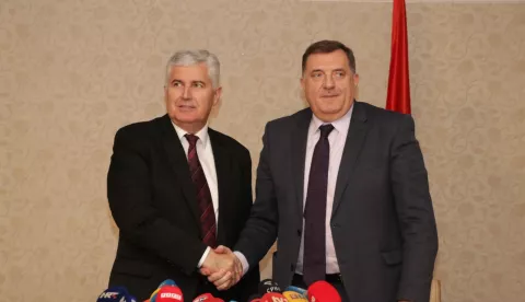 Sarajevo, 12.11.2018 - Predsjednik HDZ BiH Dragan Čović i Saveza nezavisnih socijaldemokrata (SNSD) Milorad Dodik potvrdili su u ponedjeljak kako će njihove stranke nastaviti dosadanju suradnju i koalirati pri uspostavi nove vlasti u Bosni i Hercegovini na temelju rezultata izbora provedenih u listopadu. Čović i Dodik predvodili su izaslanstva dvije stranke na pregovorima vođenim tijekom dana u Istočnom Sarajevu, a nakon toga novinarima su kazali kako je postignut dogovor i o koaliranju i o zajedničkim politikama koje bi trebalo provoditi u iduće četiri godine.foto HINA/ FENA/Almir Razić/ ua