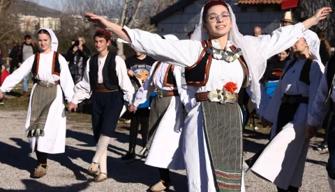 17.12.2023 Capljina - Jozo Simovic i njegov magarac Eustahije treci put za redom su odnijeli pobjedu na bozicnoj utrci magaraca koja je u nedjelju odrzana u mjestu Mogorjelo. Pored utrke magaraca za posjetitelje je bio pripremljen i kulturno-zabavni program.  Photo: Denis Kapetanovic/PIXSELL