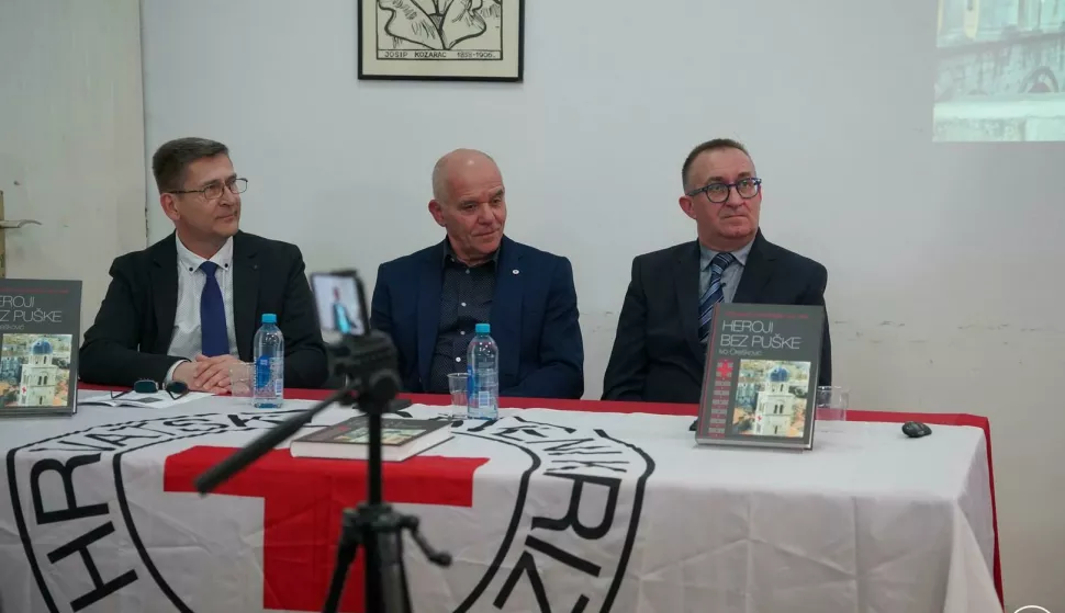 VINKOVCIU prostoru vinkovačkog ogranka Matice hrvatske predstavljena je knjiga Ive Oreškovića, doktora povijesnih znanosti i višeg arhivista u Državnom arhivu u Dubrovniku, "Heroji bez puške", koja donosi svjedočanstva o volonterima Hrvatskog Crvenog križa koji su nesebično pružali pomoć od rujna 1991. pa sve do studenoga 1992. godine na cijelom dubrovačkom područjuožujak 2025.