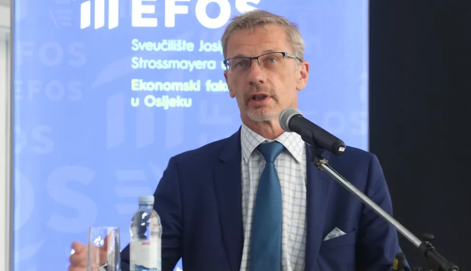 Osijek, 08. 06. 2022, Ekonomsi fakultet Osijek, EFOS. Guverner Hrvatske narodne banke, HNB, Boris Vujcic. Guverner Boris Vujcic bio je i gost predavac na tribini o Euru koja se odrzala na EFOS-u.snimio GOJKO MITIĆ