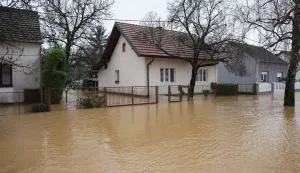 Orahovica, 28.3.2025.- Zbog obilnih ki?a u isto?nim dijelu Viroviti?ko-podravske ?upanije (VP?) zatvorene su lokalne ceste, ?kolska nastava odr?ava se na daljinu, a rijeka Vojlovica izlila se iz korita, no ku?e zasada nisu ugro?ene, izvijestili su u petak iz ?upanije. foto HINA/ ua