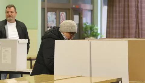 Osijek, 12. 01. 2025, Predsjednički izbori, drugi krug. Izborna mjesta u OŠ Tin Ujević i u GČ Jug 2. Izborna mjesta, kutije, glasači.snimio GOJKO MITIĆ