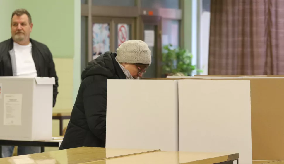 Osijek, 12. 01. 2025, Predsjednički izbori, drugi krug. Izborna mjesta u OŠ Tin Ujević i u GČ Jug 2. Izborna mjesta, kutije, glasači.snimio GOJKO MITIĆ