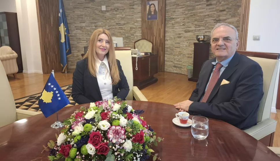 MAGAZIN INA KOSOVO VELEPOSLANIK
